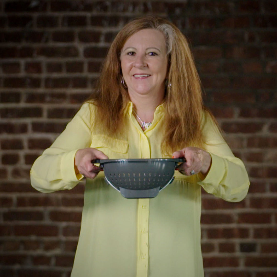 TRAPDOOR COLANDER WITH NO MESS FOOD RELEASE